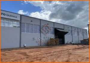 Veneziana Industrial de PVC resistente às condições climáticas adversas, ideal para ambientes industriais