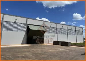 Veneziana Industrial de PVC ideal para aplicações industriais, oferecendo durabilidade, leveza e versatilidade com alta resistência a intempéries