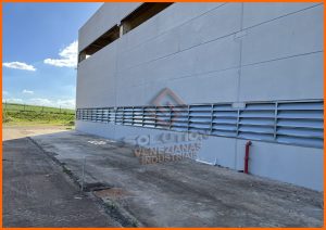 Veneziana Industrial Razões Para Escolher Veneziana Industrial Razões Para Escolher otimizada para entrada de luz natural em galpões, garantindo maior claridade interna e redução no consumo de energia elétrica.