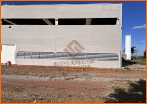 Veneziana Industrial Razões Para Escolher Veneziana Industrial instalada em fachada de galpão, ideal para melhoria da ventilação e conforto térmico nos espaços industriais