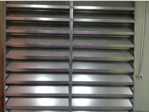 Veneziana Industrial com Alumínio Veneziana Industrial com Alumínio instalada em galpão, destacando ventilação eficiente e durabilidade excepcional em ambientes industriais exigentes