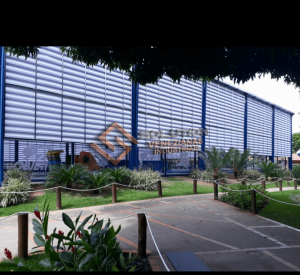 Veneziana Industrial PVC Veneziana Industrial de PVC resistente e durável para ventilação e conforto térmico em ambientes industriais