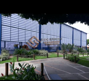 Veneziana Industrial de PVC resistente e durável para ventilação e conforto térmico em ambientes industriais