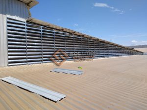 Lanternim certo Lanternim certo para design e integração arquitetônica, com acabamento em aço galvanizado e ventilação natural eficiente para ambientes industriais e corporativos.