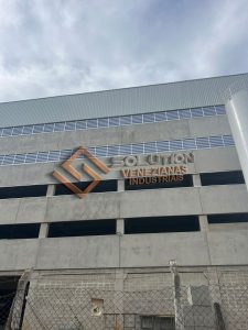 Veneziana Industrial Fachadas Veneziana Industrial Fachadas - Sustentabilidade e Eficiência Energética em projetos industriais modernos, com ventilação natural e redução de consumo energético