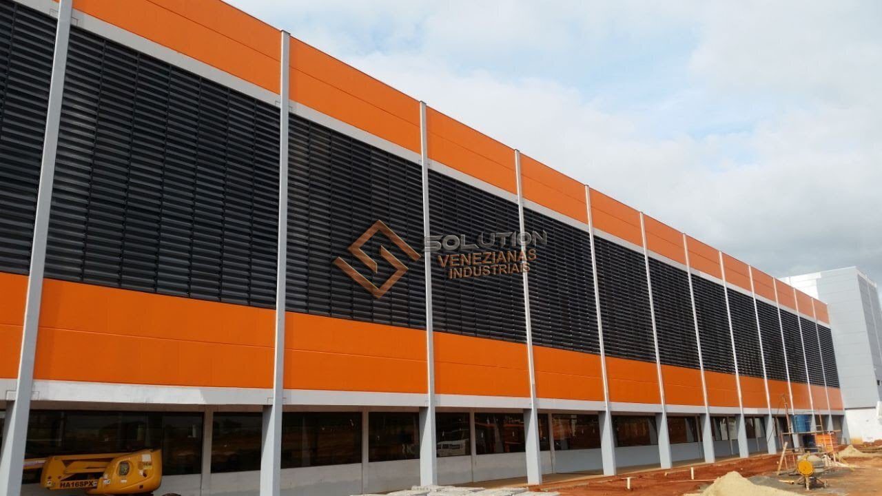 veneziana com aleta em policarbonato