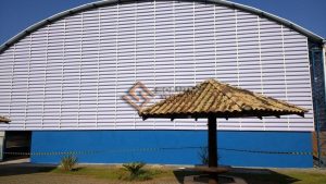 Veneziana Industrial Construções Veneziana Industrial aplicada em construções com foco em eficiência energética, garantindo ventilação natural, iluminação e redução no consumo de energia