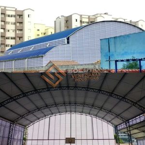Veneziana Industrial Construções Veneziana Industrial Construções Iluminação Natural com design funcional, ideal para promover luz natural em galpões, fábricas e centros de produção com eficiência energética e ventilação passiva.