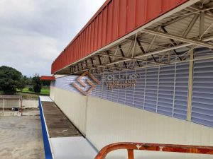 Veneziana com Aleta em Policarbonato - Transmissão de Luz