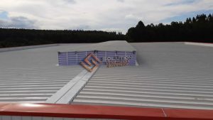 Lanternim Redução de Custos Lanternim Redução de Custos com Iluminação Natural em Aço Galvanizado para ambientes industriais, promovendo eficiência energética e economia.