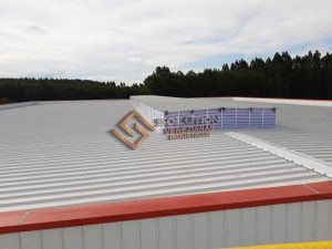 Lanternim Iluminação Superior Lanternim Iluminação Superior com iluminação natural acentuada em cobertura industrial, promovendo claridade contínua e economia de energia elétrica