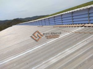 Lanternim Redução de Custos Lanternim Redução de Custos e Aproveitamento da Luz Solar em Aço Galvanizado para ambientes industriais, promovendo eficiência energética e ventilação natural.