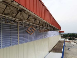Veneziana Industrial maximize Veneziana Industrial maximize a redução da dependência de iluminação artificial com estrutura translúcida e ventilação eficiente em ambientes industriais