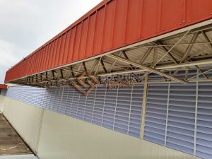 Veneziana Industrial Construções Veneziana Industrial Construções utilizada para maximizar a ventilação natural, entrada de luz e eficiência energética em galpões e obras industriais.