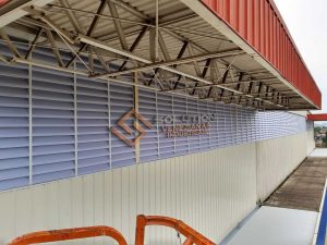 Veneziana Industrial Edifício garantindo ventilação e iluminação natural eficiente