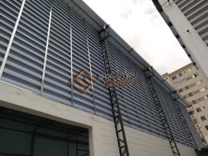 Veneziana com Aleta em Policarbonato Veneziana com Aleta em Policarbonato com design versátil, ideal para fachadas industriais que exigem ventilação e entrada de luz natural com estética moderna.