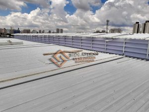 Lanternim na Produtividade Industrial Lanternim na Produtividade Industrial aplicada na cobertura de um galpão, promovendo ventilação natural eficiente e ambiente térmico ideal para aumentar a eficiência operacional.