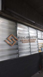 Veneziana Industrial de PVC com instalação simples, ideal para ventilação eficiente e durabilidade em ambientes industriais