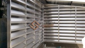 Lanternim em Edifícios Comerciais com estrutura em aço galvanizado, ideal para ventilação natural e eficiência térmica em construções de grande porte.