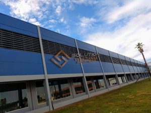 Veneziana Industrial Espaços Industriais Veneziana Industrial para espaços industriais com estética aprimorada, unindo ventilação natural e design moderno em uma solução durável e funcional.