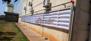Veneziana Industrial Uso Veneziana Industrial em uso demonstrando alta durabilidade e baixa manutenção em ambiente fabril
