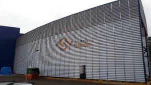 Veneziana Industrial Espaços Industriais Veneziana Industrial aplicada em espaços industriais, proporcionando ventilação natural e redução do ofuscamento com controle eficiente da entrada de luz