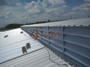 Lanternim para Indústria Controle Térmico fabricado em aço galvanizado, ideal para galpões industriais com necessidade de ventilação natural eficiente e redução de calor interno.