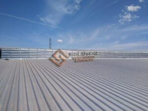 Veneziana Industrial Customização Customização em Veneziana Industrial sob medida aplicada em projeto arquitetônico com ventilação e design funcional