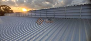 Lanternim para Indústria Iluminação Natural com estrutura em aço galvanizado, ideal para promover luz natural em ambientes industriais com economia e resistência superior.