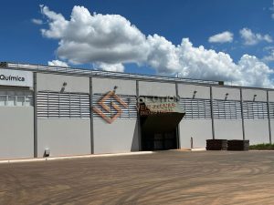 Veneziana Industrial Fachadas Veneziana Industrial Fachadas – Melhoria na Ventilação Natural com estrutura resistente, ideal para galpões e indústrias que exigem eficiência térmica e fluxo de ar constante.