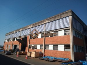 Veneziana Industrial para Ventilação Veneziana Industrial para Ventilação instalada em fachada de galpão, promovendo ventilação adequada e conforto térmico em ambientes industriais