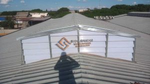 Lanternim em Aço Galvanizado Lanternim em Aço Galvanizado em galpão industrial, destacando o papel do lanternim na melhoria da qualidade do ar e na ventilação contínua do ambiente.