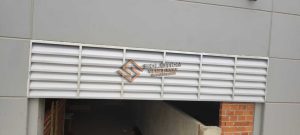Veneziana Industrial para Ventilação Veneziana Industrial para Ventilação aplicada em galpão, promovendo circulação de ar natural e conforto térmico em ambientes industriais.
