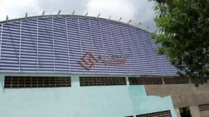 Veneziana Industrial de PVC com excelente custo-benefício, ideal para galpões industriais que exigem ventilação natural e economia com durabilidade.