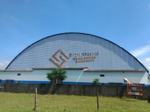 Veneziana Industrial O Uso Veneziana Industrial instalada em fachada de edifício, contribuindo para ventilação natural e melhoria na estética arquitetônica do projeto
