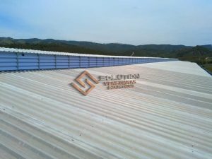 Lanternim Iluminação Natural e Ventilação Lanternim: Iluminação Natural e Ventilação para Galpões – Economia de Energia com estrutura em aço galvanizado, ideal para ambientes industriais que buscam eficiência térmica e redução de consumo elétrico.