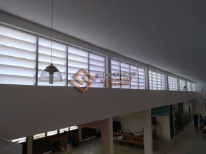 Lanternim com iluminação natural Lanternim com iluminação natural e ventilação adequada para galpões industriais, ideal para melhorar o conforto térmico e reduzir custos operacionais