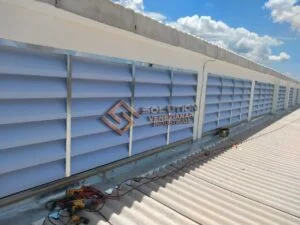 Lanternim em Espaços Industriais - Redução de Custos de Energia com lanternim em aço galvanizado para ventilação natural e eficiência energética