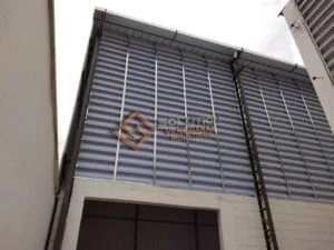 Instalação de Veneziana Industrial com foco em regulamentações e compliance