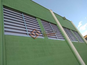 Veneziana Industrial a Escolha Veneziana Industrial a Escolha Melhoria da Qualidade do Ar Interior em galpões, promovendo ventilação natural, conforto térmico e eficiência contínua na renovação do ar
