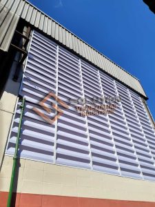 Veneziana Industrial que contribui para a eficiência energética em galpões industriais, promovendo ventilação e iluminação natural com redução de consumo elétrico.