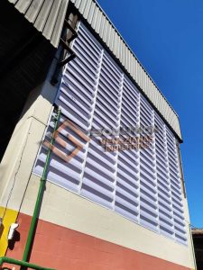 Melhoria da Qualidade do Ar em Espaços Grandes com Veneziana Industrial, promovendo ventilação natural eficiente e conforto térmico em galpões industriais