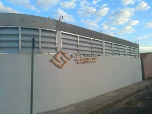 Veneziano Industrial O uso Veneziana Industrial em galpão com uso voltado à otimização da eficiência energética por meio de ventilação natural e controle térmico passivo.