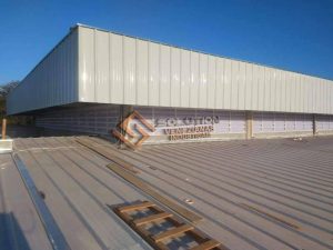 Lanternim Iluminação Natural e Ventilação Lanternim Iluminação Natural e Ventilação para Galpões industriais, com estrutura em aço galvanizado, ideal para promover conforto térmico e eficiência energética.