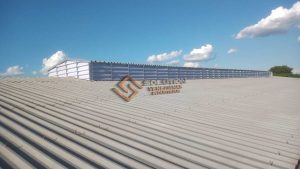 Lanternim na Produtividade Lanternim na Produtividade com regulação térmica eficiente para ambientes industriais, promovendo conforto, ventilação natural e desempenho contínuo.