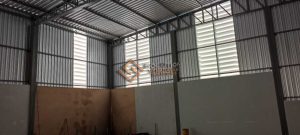 Veneziana Industrial Luminosidade implementando iluminação natural no design arquitetônico de galpões industriais, com economia de energia e conforto visual.