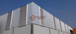Veneziana Industrial A Escolha Veneziana Industrial: A Escolha para seu Próximo Projeto? Modelo da Solution instalado em fachada de galpão, promovendo ventilação eficiente e estética funcional