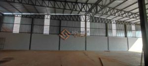 Veneziana Industrial Luminosidade aplicada em fachada industrial, oferecendo ventilação eficiente com entrada de luz natural, unindo funcionalidade e estilo arquitetônico.