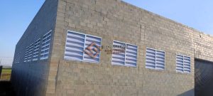 Veneziana Industrial O Uso Transformações com Veneziana Industrial: O Uso em galpões industriais para melhorar ventilação natural, conforto térmico e estética funcional