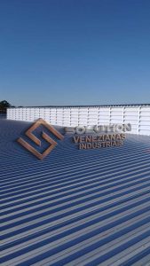 Veneziana Industrial Solução Veneziana Industrial Solução em aço galvanizado para ventilação natural e conforto térmico em galpões industriais